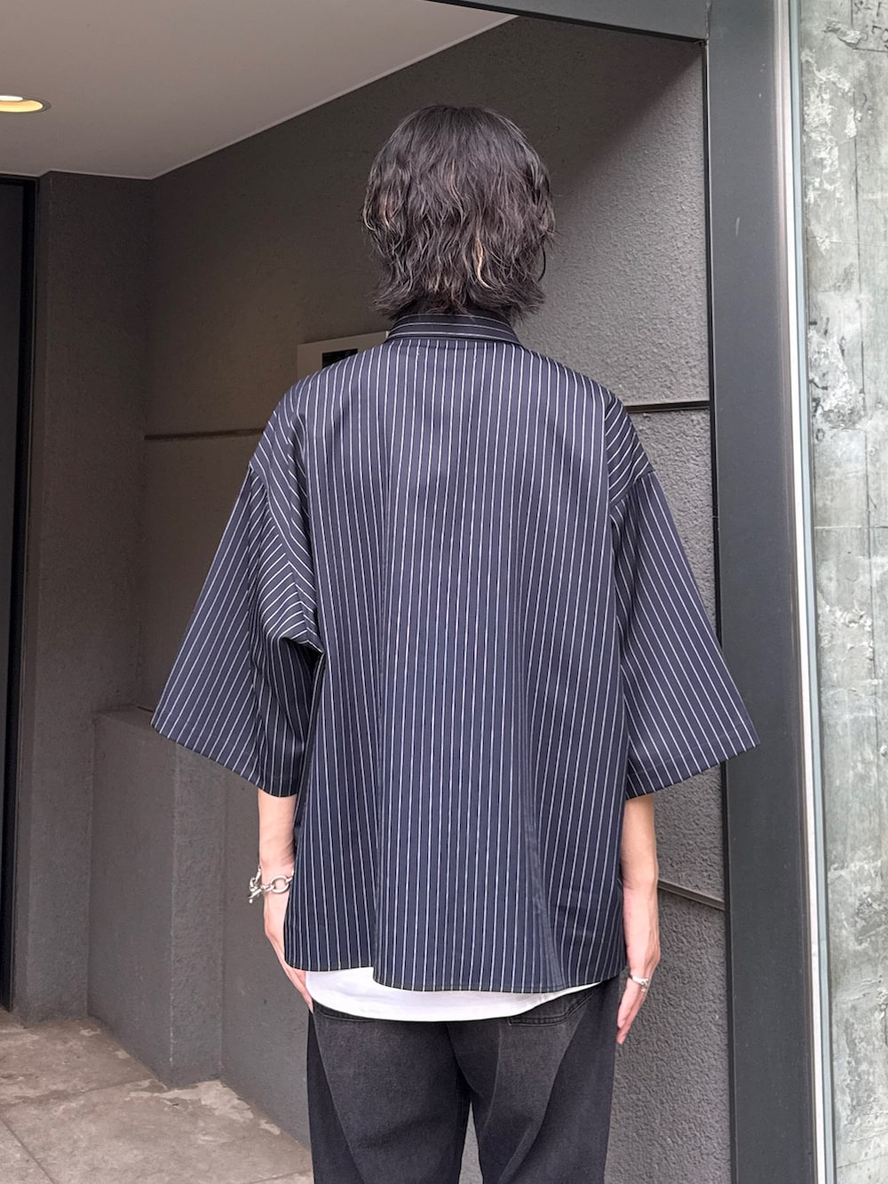 ブルー系のシャツ/ブラウス、ホワイト系のタンクトップ、ブラック系のデニムパンツを着用したメンズの夏コーディネートの6枚目の写真