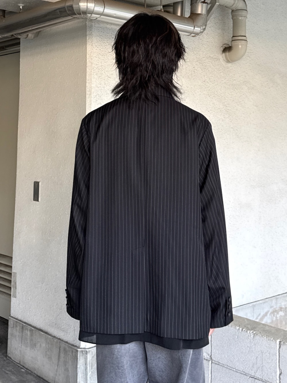グレー系のテーラードジャケット、ブラック系のシャツ/ブラウス、ブラック系のデニムパンツを着用したメンズの春コーディネートの6枚目の写真