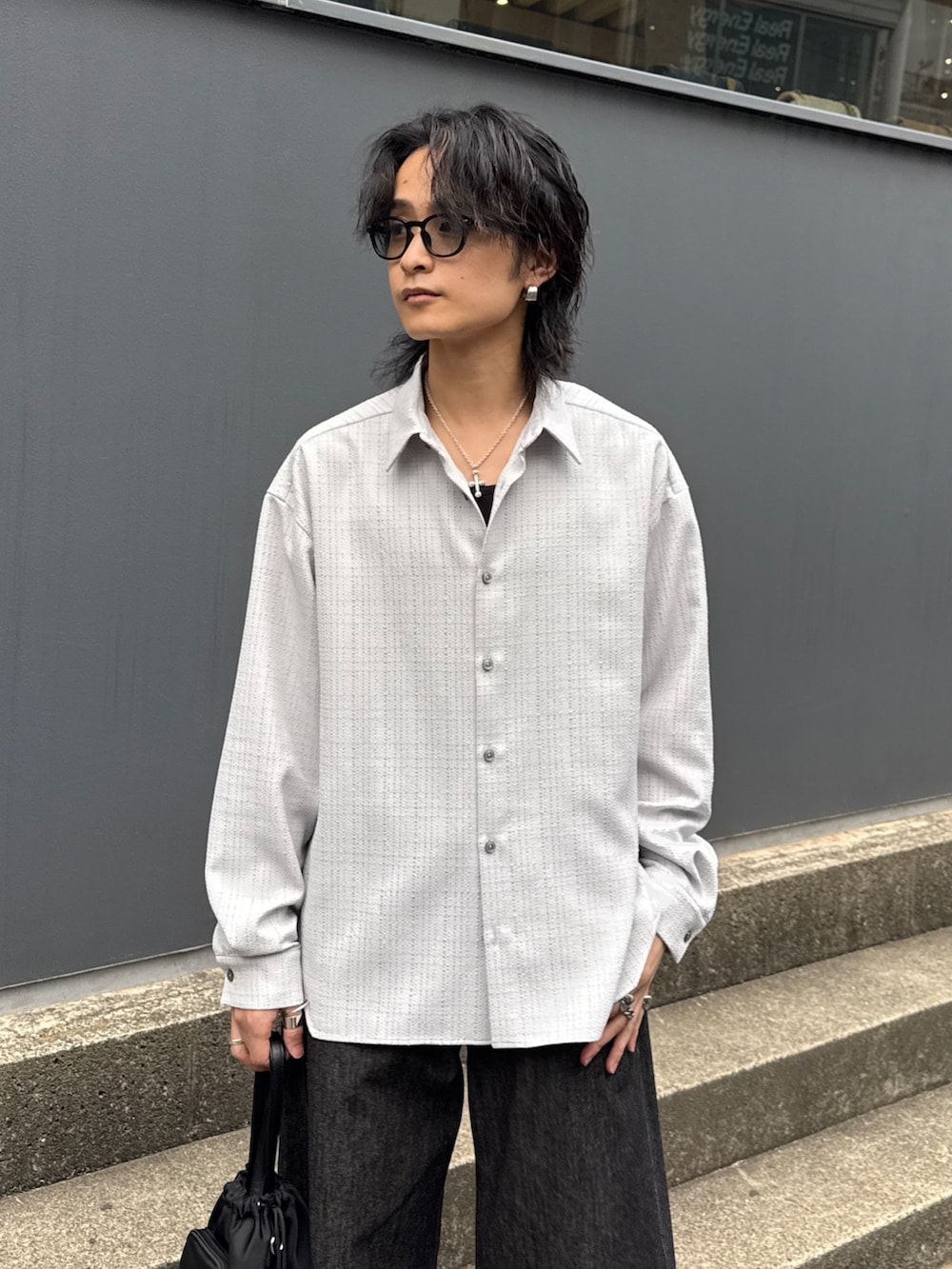 グレー系のシャツ/ブラウス、ブラック系のデニムパンツ、ブラック系のショルダーバッグを着用したメンズの春コーディネートの4枚目の写真