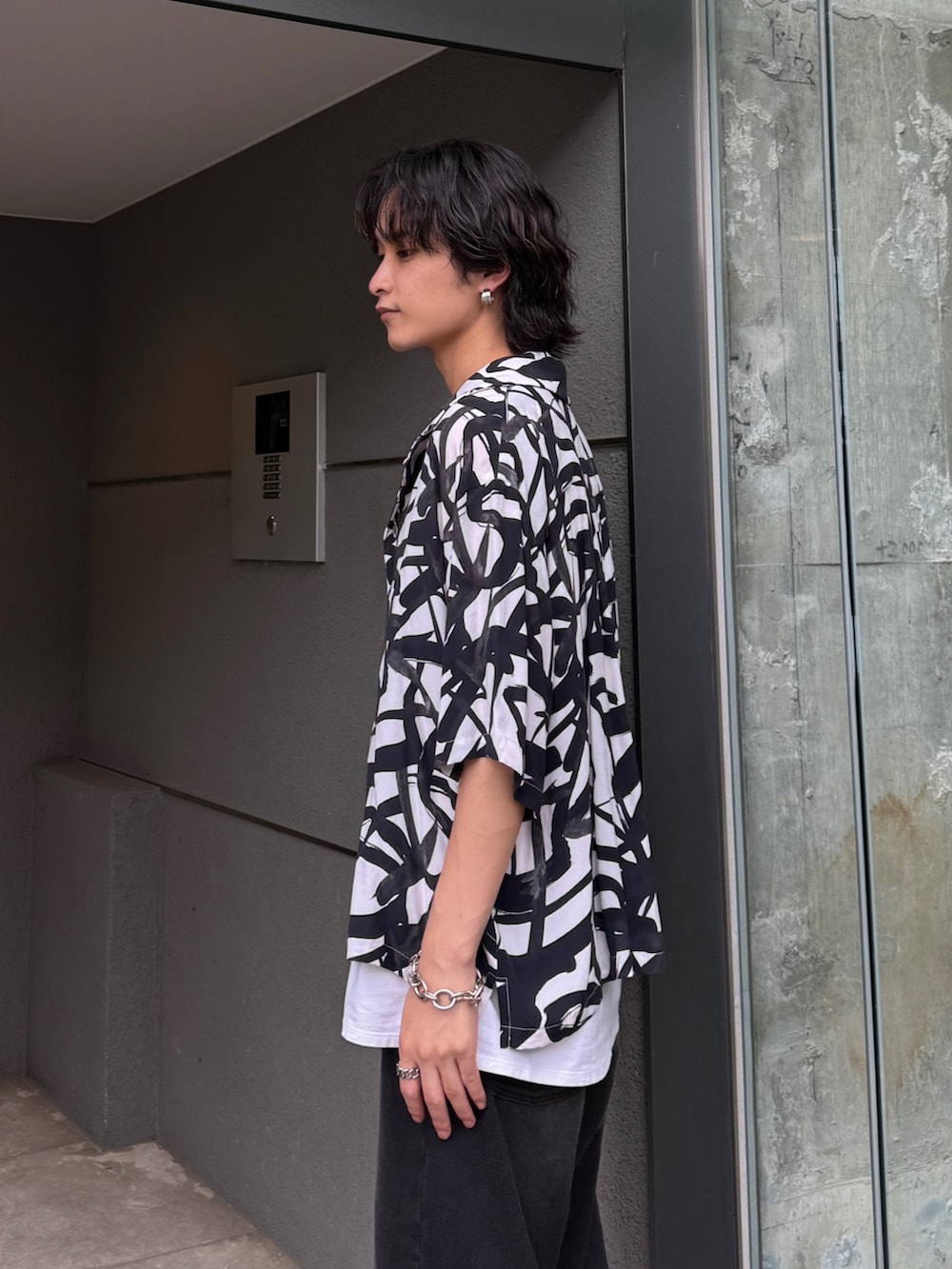 ブラック系のシャツ/ブラウス、ブラック系のデニムパンツ、ホワイト系のタンクトップを着用したメンズの夏コーディネートの5枚目の写真