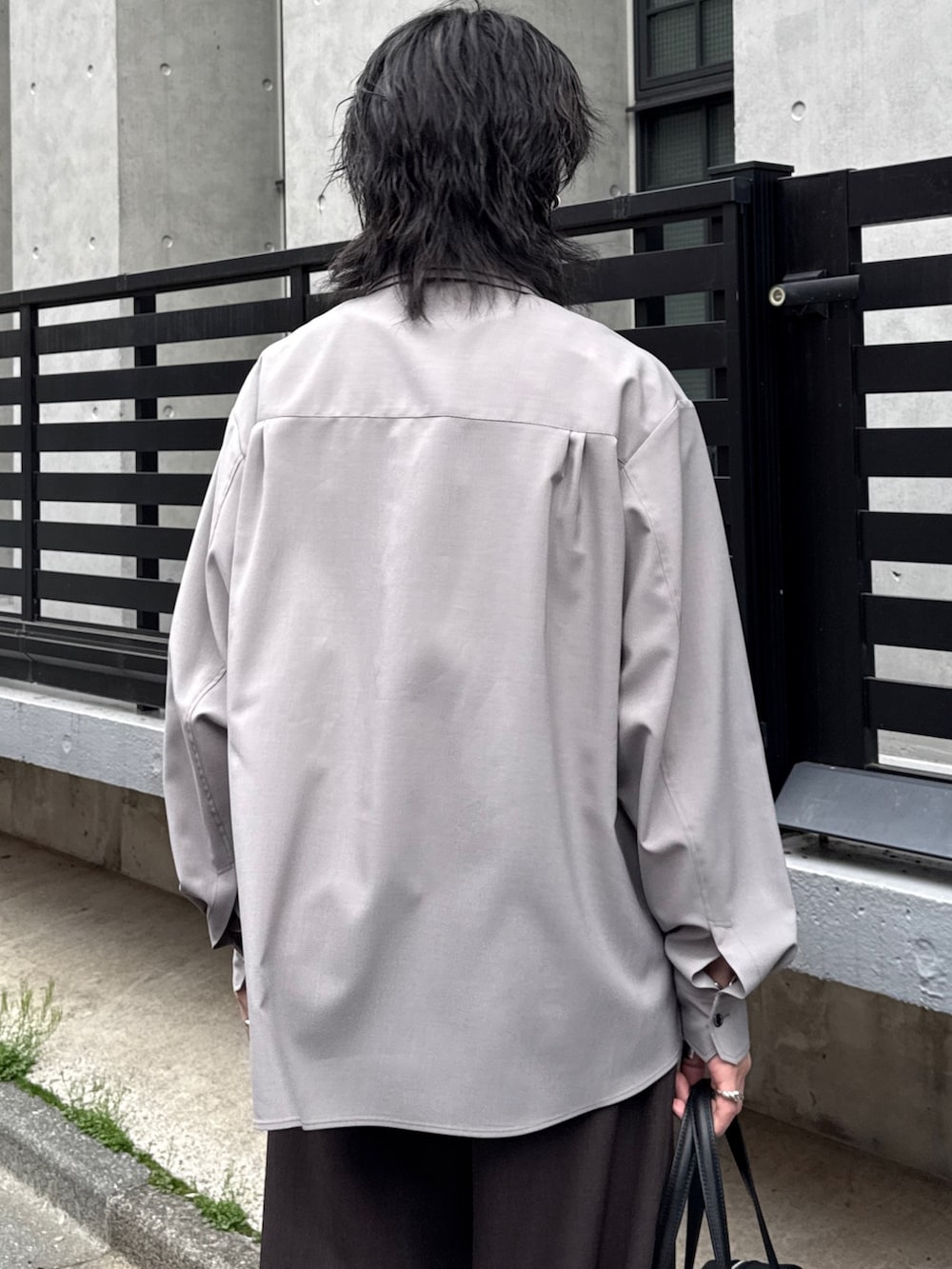 グレー系のシャツ/ブラウス、グレー系のスラックス、ブラック系のショルダーバッグを着用したメンズの春コーディネートの6枚目の写真