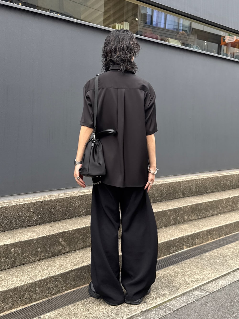 ブラック系のシャツ/ブラウス、ブラック系のショルダーバッグ、ブラック系のスラックスを着用したメンズの夏コーディネートの3枚目の写真