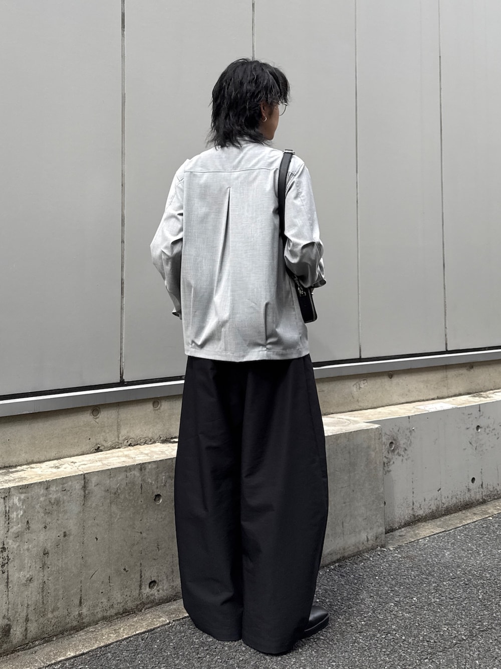 ブラック系のその他パンツ、ブラック系のショルダーバッグ、グレー系のシャツ/ブラウスを着用したメンズの春コーディネートの3枚目の写真