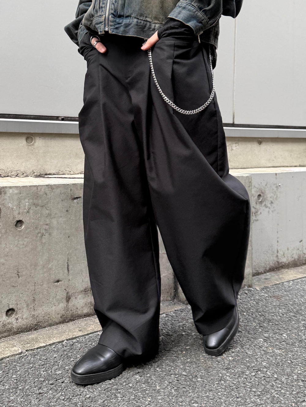 ブルー系のデニムジャケット、ブラック系のTシャツ/カットソー、ブラック系のその他パンツを着用したメンズの春コーディネートの8枚目の写真