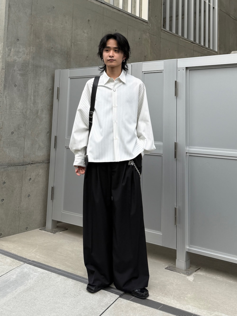 ブラウン系のブルゾン、ホワイト系のシャツ/ブラウス、ブラック系のスラックスを着用したメンズの春コーディネートの8枚目の写真