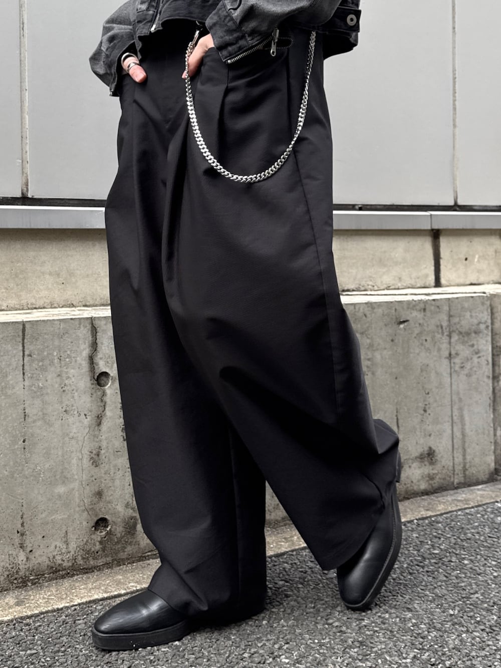 ブラック系のTシャツ/カットソー、ブラック系のその他パンツ、ブラック系のデニムジャケットを着用したメンズの春コーディネートの8枚目の写真