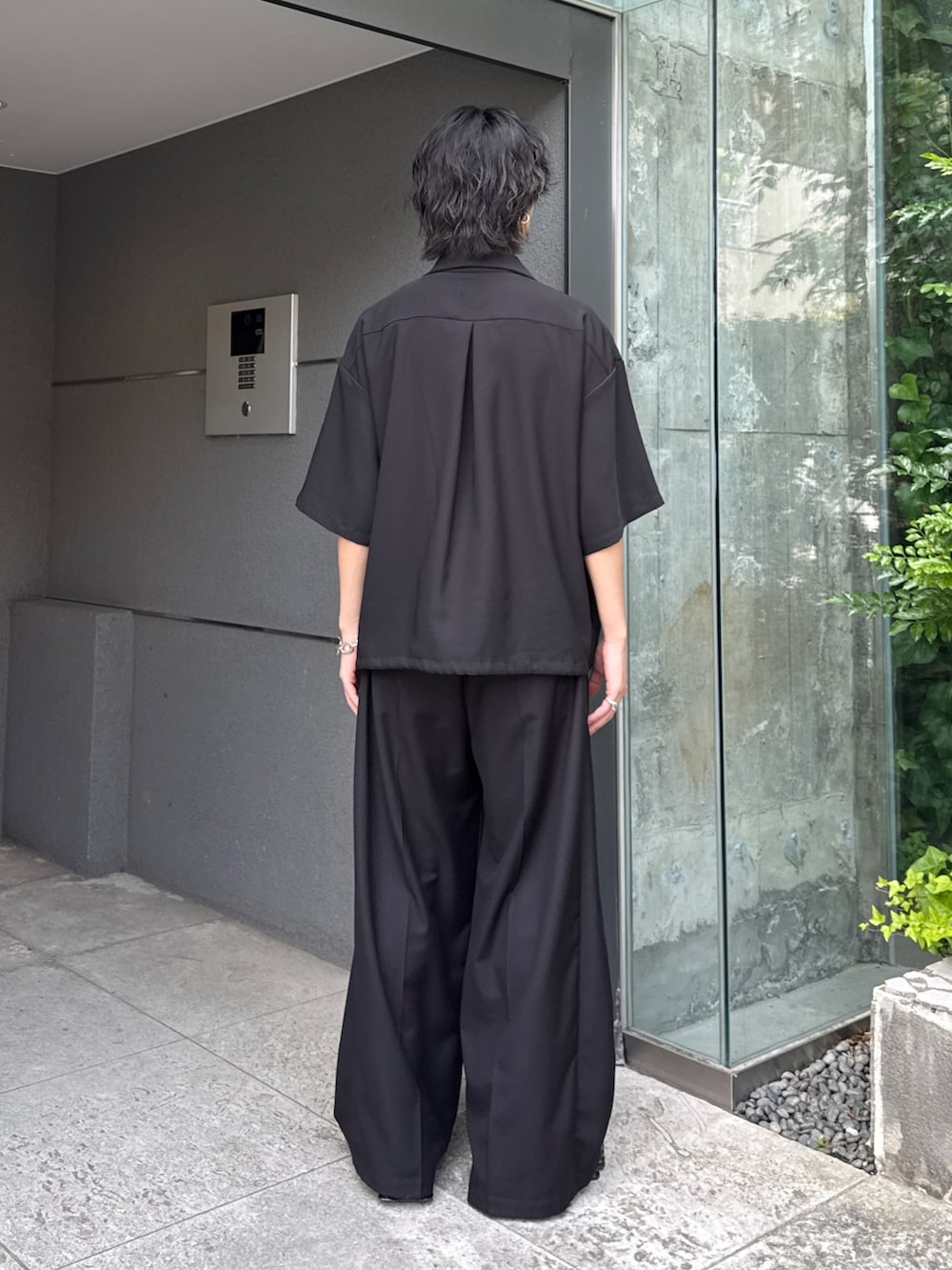 ブラック系のシャツ/ブラウス、ブラック系のスラックスを着用したメンズの夏コーディネートの3枚目の写真