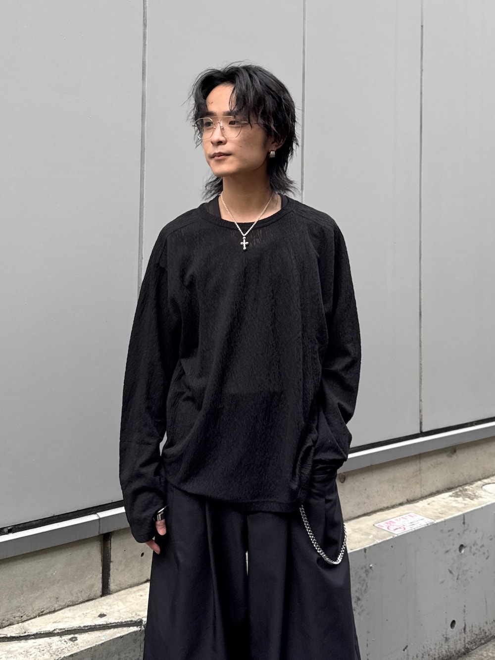 ブルー系のデニムジャケット、ブラック系のTシャツ/カットソー、ブラック系のその他パンツを着用したメンズの春コーディネートの9枚目の写真
