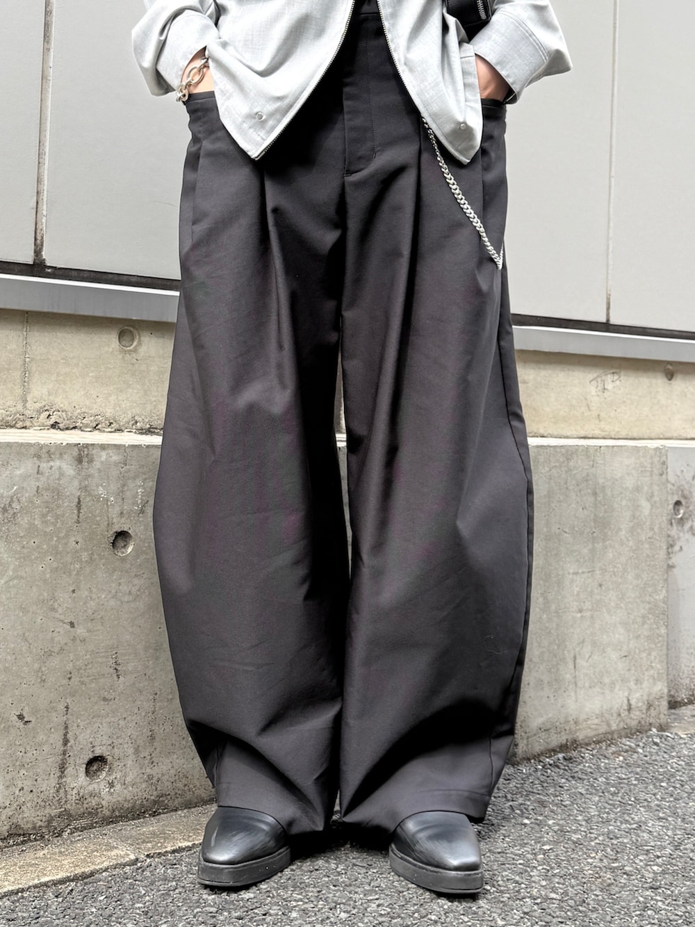 ブラック系のその他パンツ、ブラック系のショルダーバッグ、グレー系のシャツ/ブラウスを着用したメンズの春コーディネートの7枚目の写真