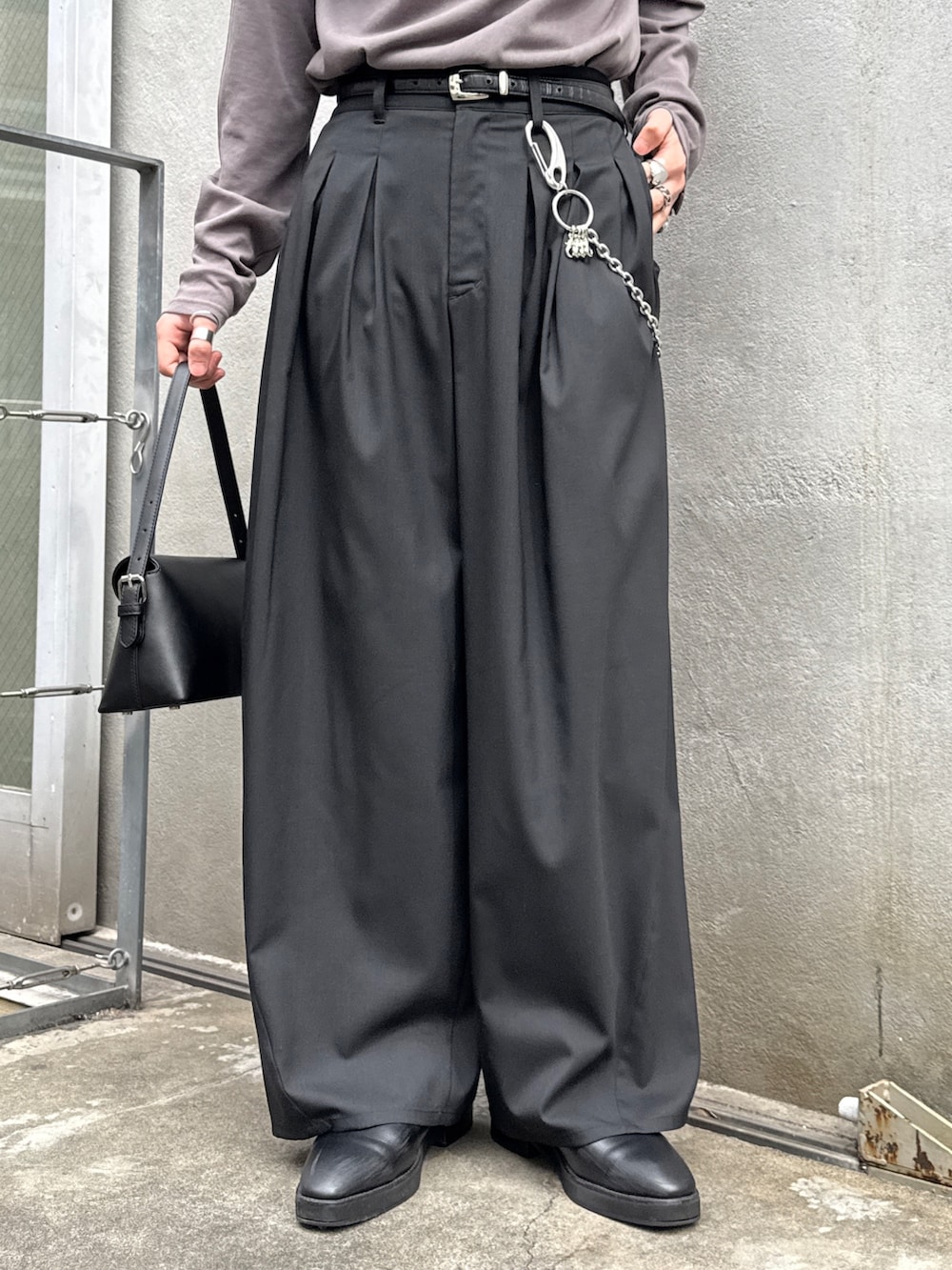 グレー系のTシャツ/カットソー、ブラック系のその他パンツ、ブラック系のハンドバッグを着用したメンズの春コーディネートの7枚目の写真