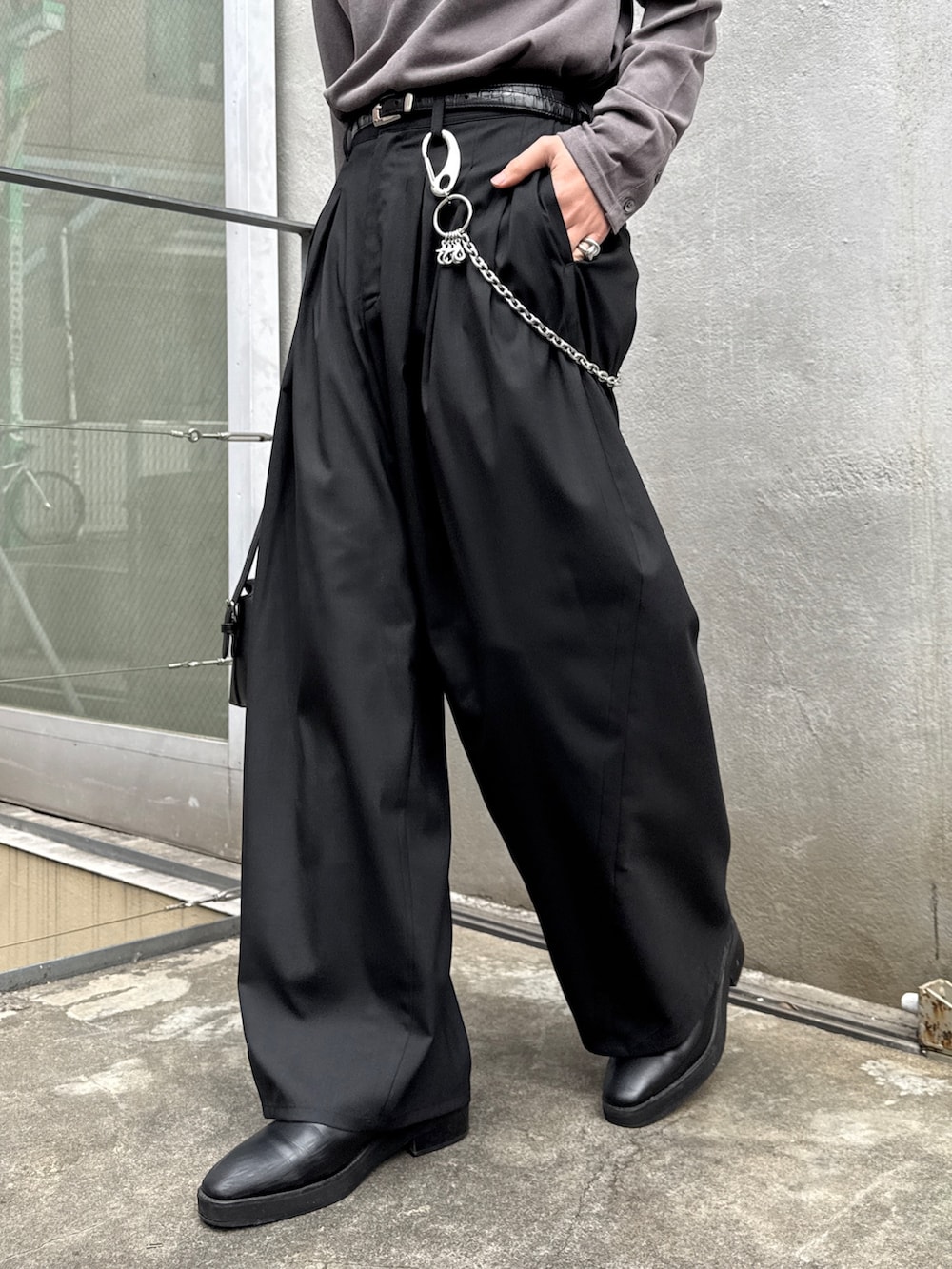 グレー系のTシャツ/カットソー、ブラック系のその他パンツ、ブラック系のハンドバッグを着用したメンズの春コーディネートの8枚目の写真