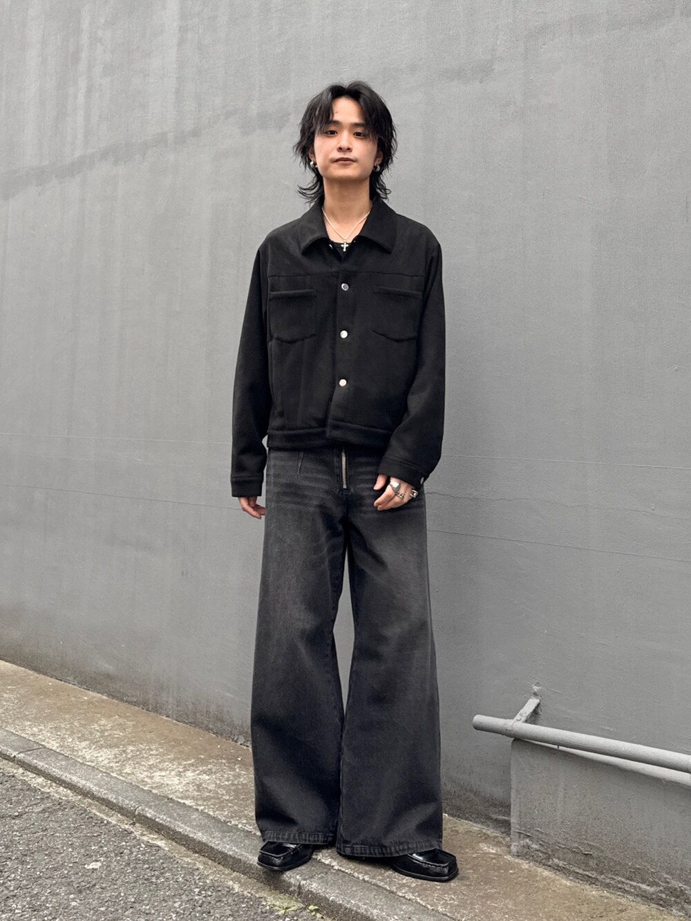 ブラック系のブルゾン、ブラック系のデニムパンツを着用したメンズの春コーディネートの2枚目の写真