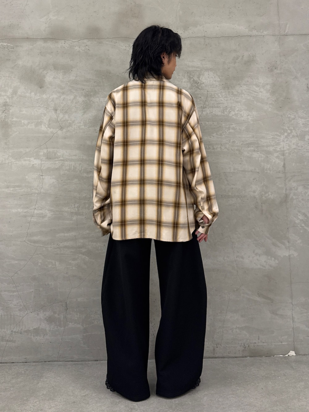 ホワイト系のシャツ/ブラウス、ブラック系のスラックスを着用したメンズの春コーディネートの3枚目の写真