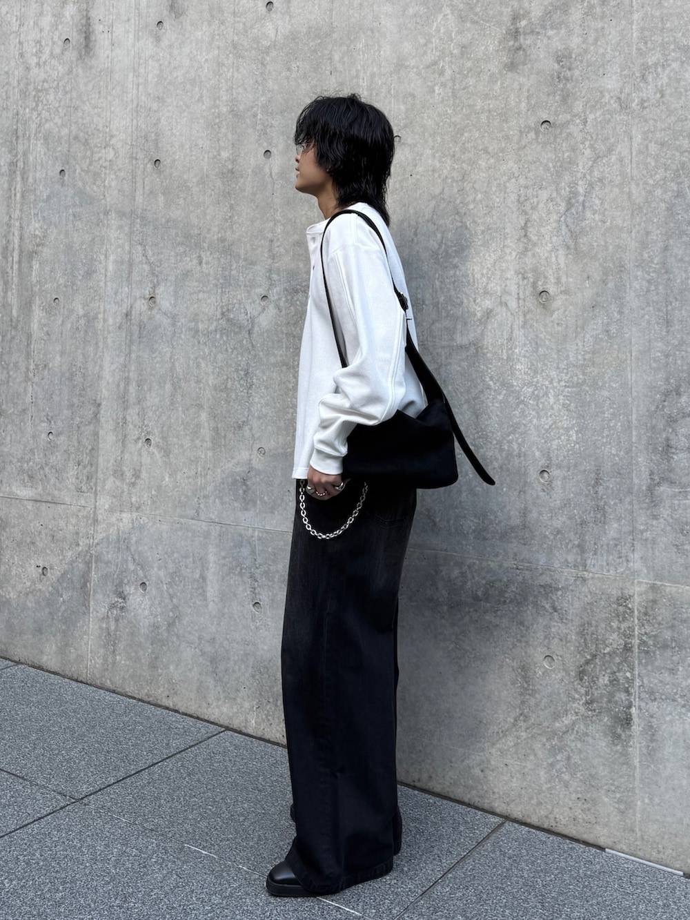 ホワイト系のTシャツ/カットソー、ブラック系のショルダーバッグ、ブラック系のデニムパンツを着用したメンズの春コーディネートの2枚目の写真