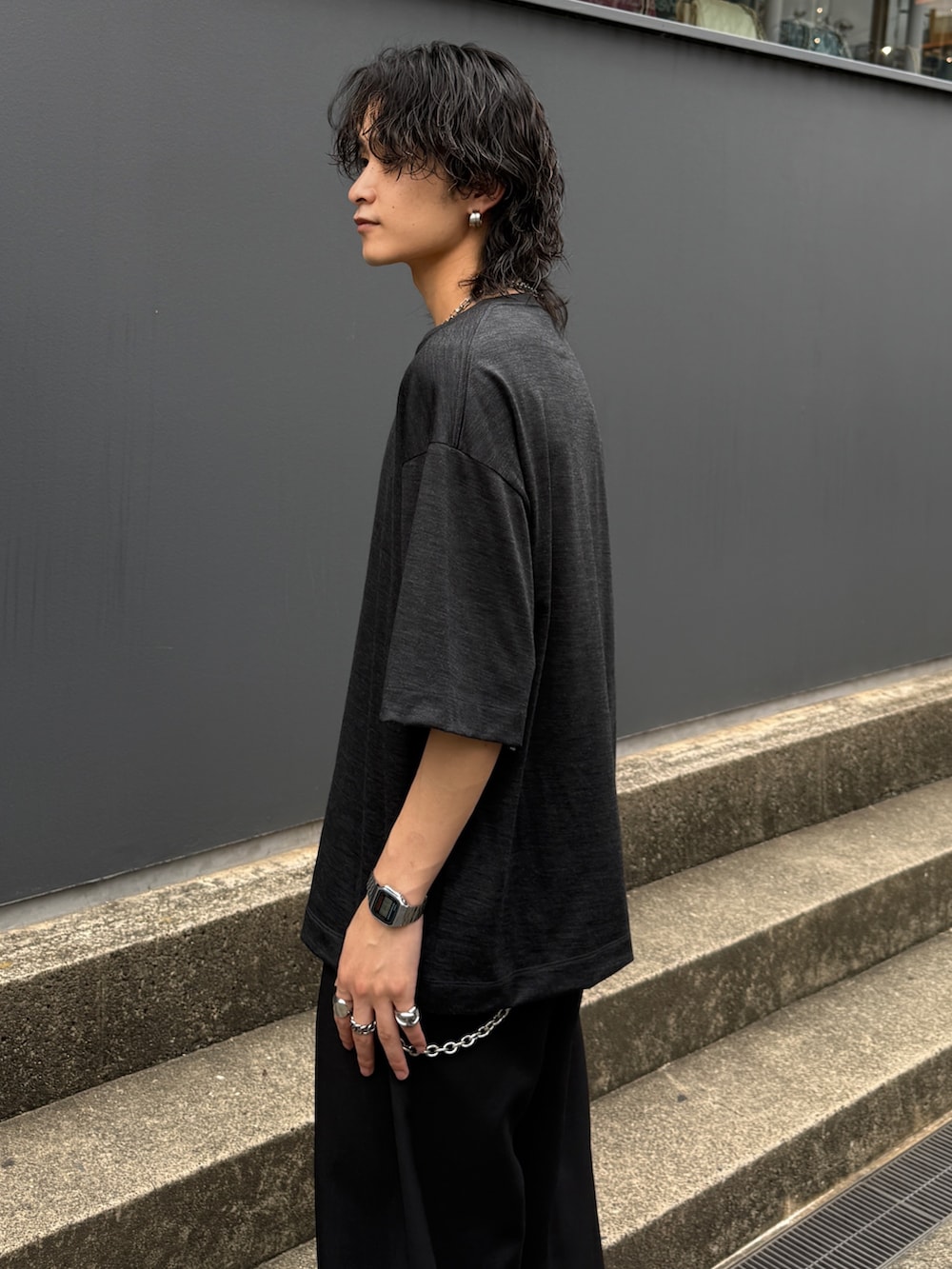 ブラック系のシャツ/ブラウス、グレー系のTシャツ/カットソー、ブラック系のスラックスを着用したメンズの夏コーディネートの7枚目の写真