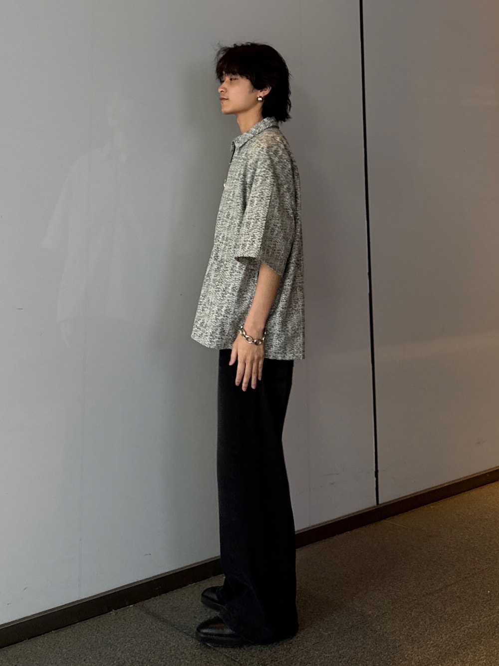 ホワイト系のシャツ/ブラウス、ホワイト系のTシャツ/カットソー、ブラック系のデニムパンツを着用したメンズの夏コーディネートの2枚目の写真