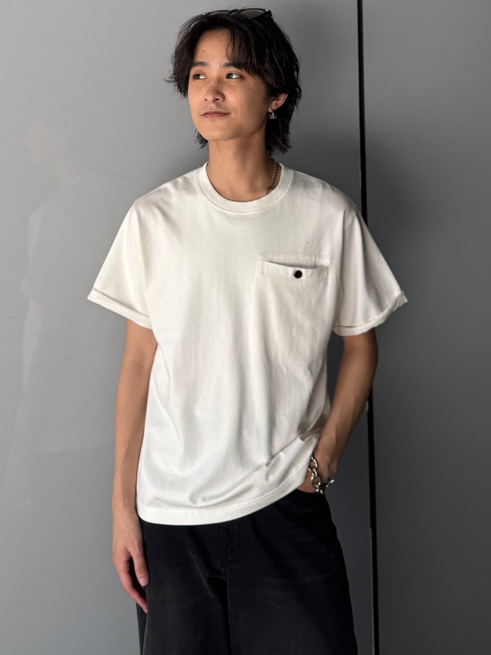 ホワイト系のTシャツ/カットソー、ブラック系のデニムパンツを着用したメンズの夏コーディネートの4枚目の写真