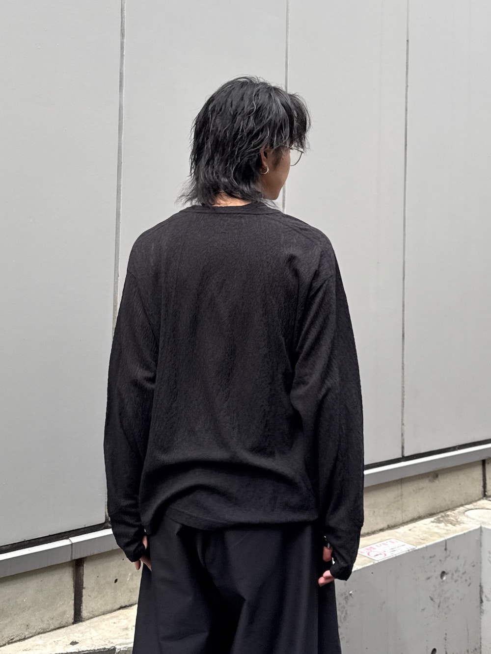 ブルー系のデニムジャケット、ブラック系のTシャツ/カットソー、ブラック系のその他パンツを着用したメンズの春コーディネートの10枚目の写真