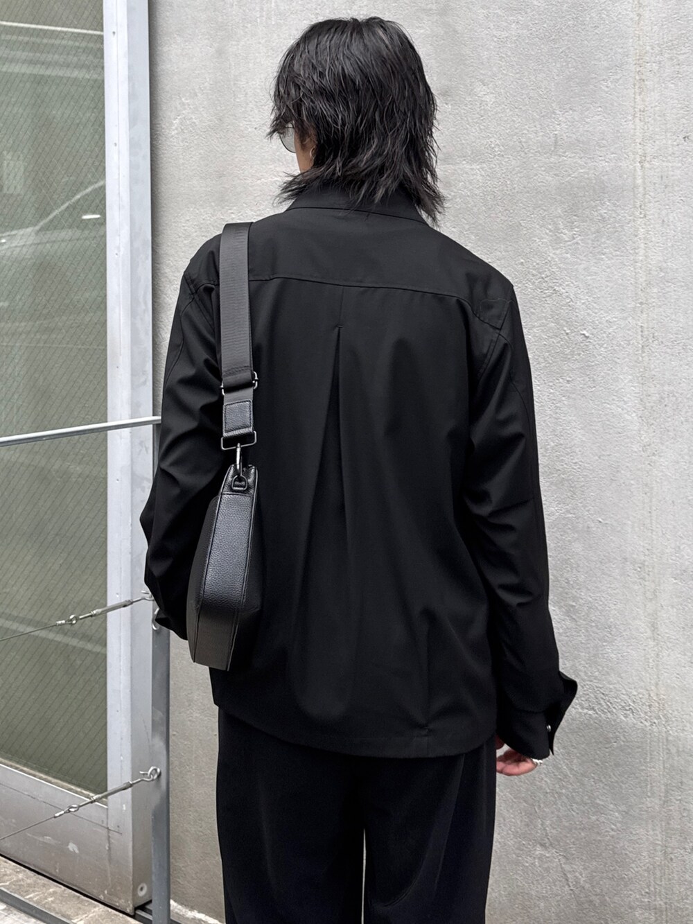 ブラック系のシャツ/ブラウス、ブラック系のその他パンツ、ブラック系のショルダーバッグを着用したメンズの春コーディネートの6枚目の写真