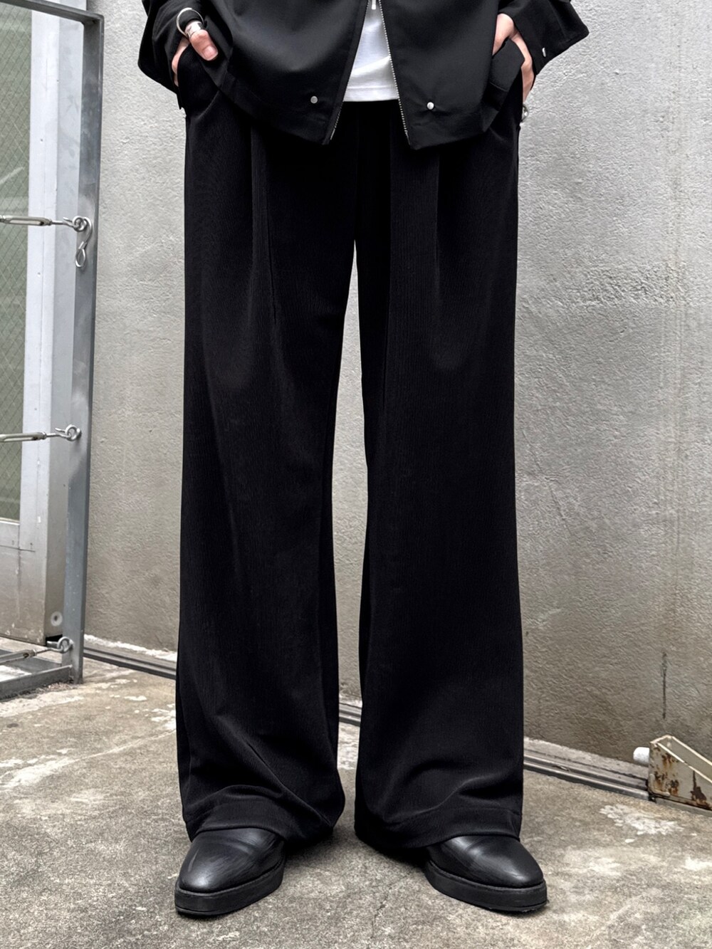 ブラック系のシャツ/ブラウス、ブラック系のその他パンツ、ブラック系のショルダーバッグを着用したメンズの春コーディネートの7枚目の写真