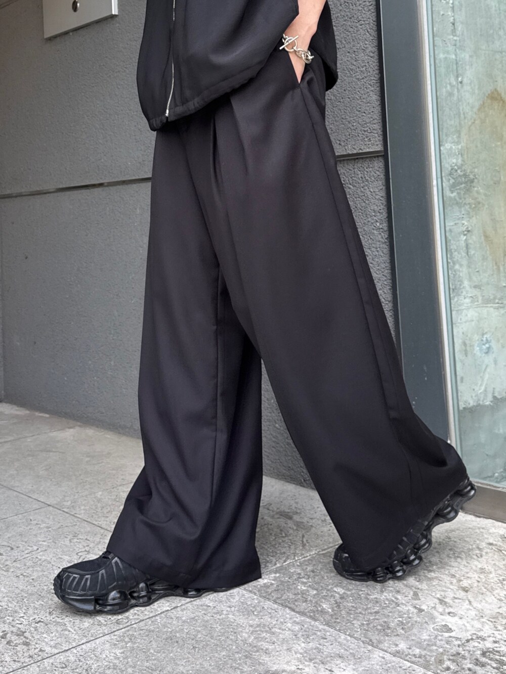 ブラック系のシャツ/ブラウス、ブラック系のスラックスを着用したメンズの夏コーディネートの8枚目の写真