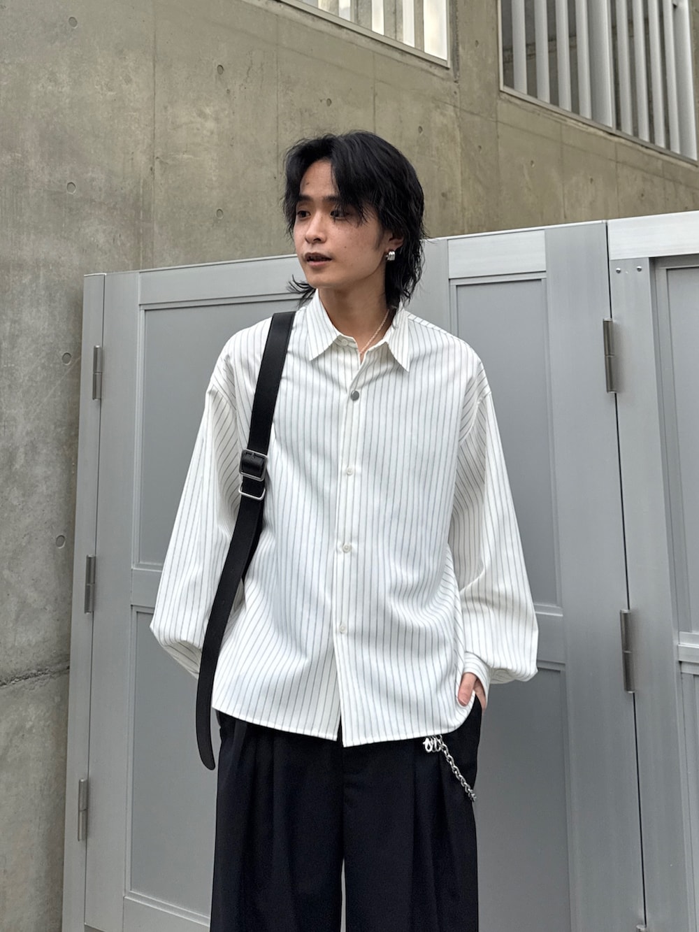 ホワイト系のシャツ/ブラウス、ブラック系のスラックス、ブラック系のショルダーバッグを着用したメンズの春コーディネートの4枚目の写真