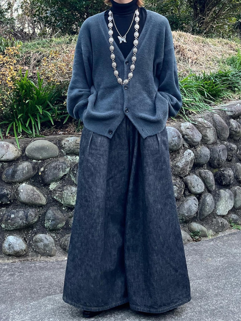 ブラック系のベスト、グリーン系のテーラードジャケット、グリーン系のカーディガン/ボレロを着用したメンズの冬コーディネートの3枚目の写真