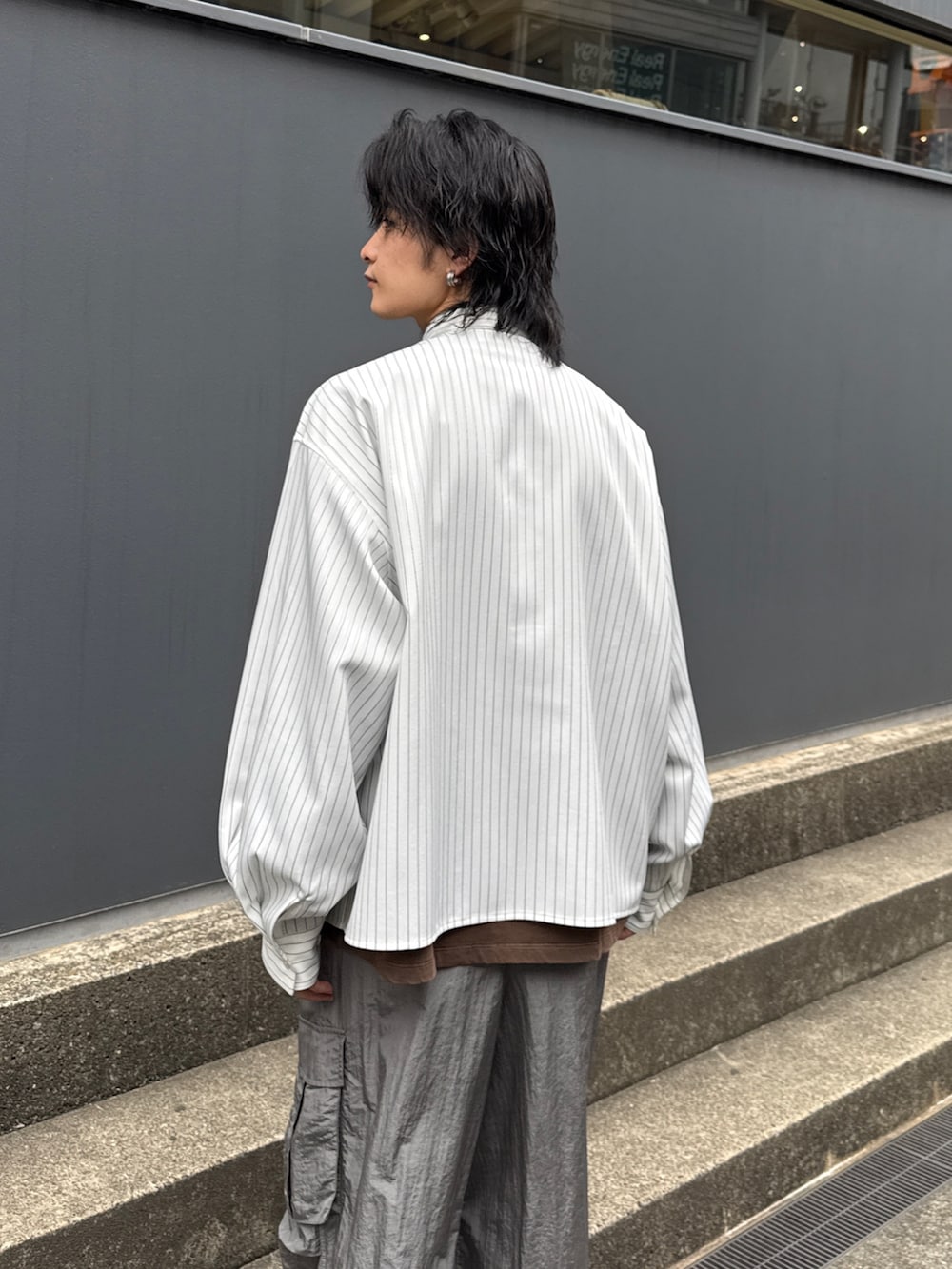 ホワイト系のシャツ/ブラウス、ブラウン系のTシャツ/カットソー、グレー系のカーゴパンツを着用したメンズの春コーディネートの6枚目の写真