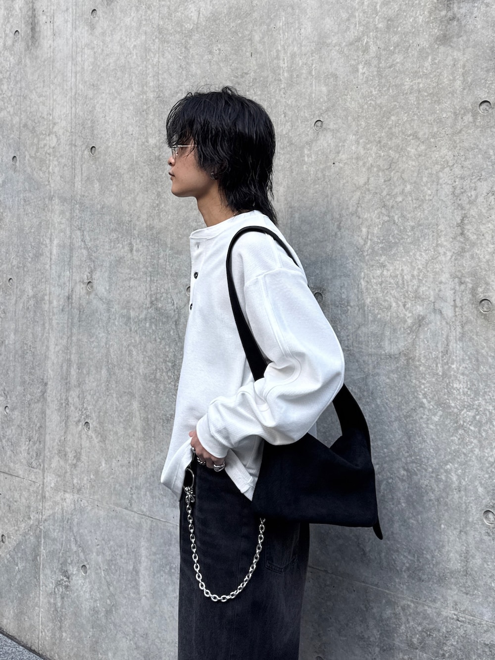 ホワイト系のTシャツ/カットソー、ブラック系のショルダーバッグ、ブラック系のデニムパンツを着用したメンズの春コーディネートの5枚目の写真