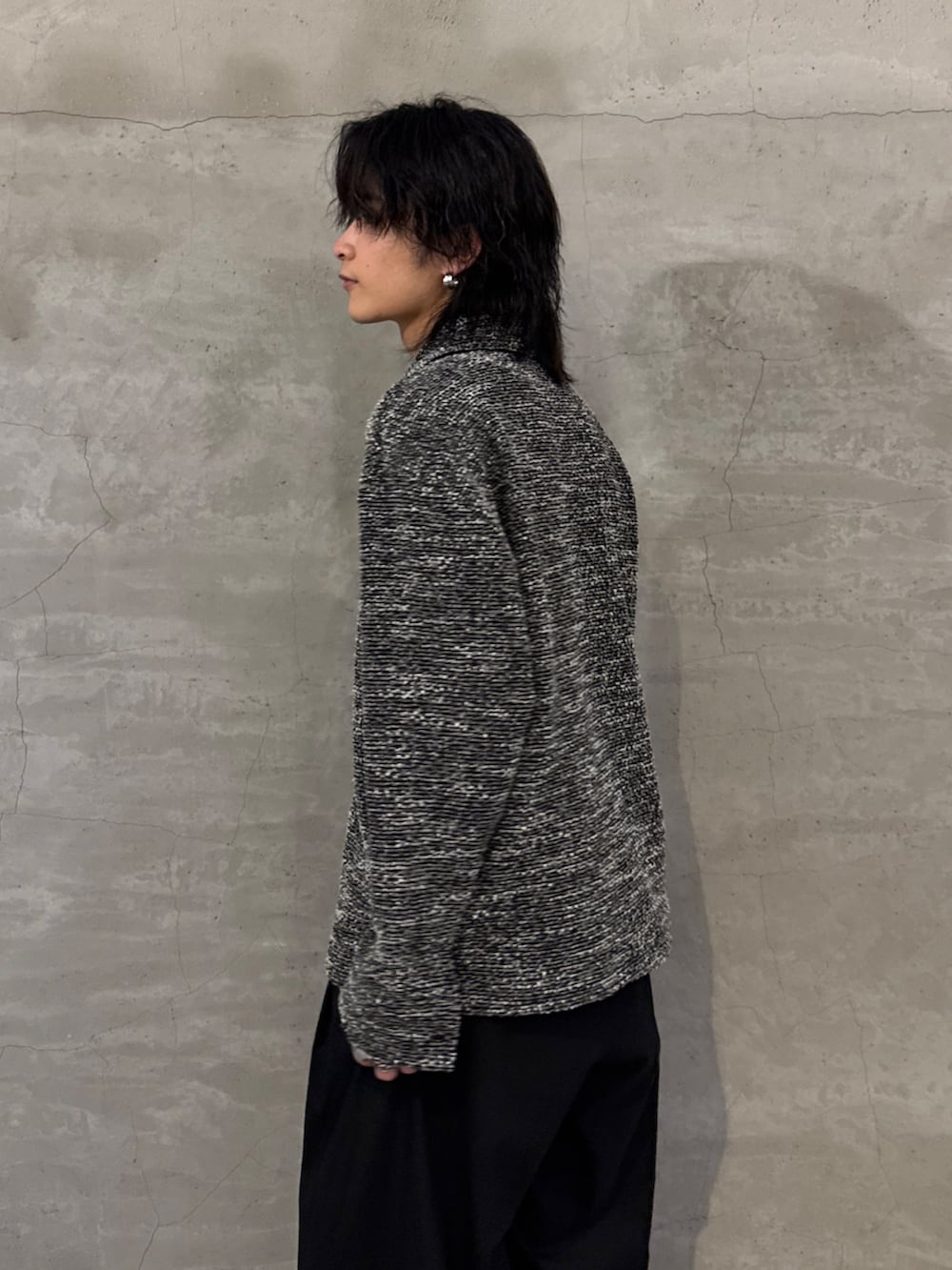 ブラック系のシャツ/ブラウス、ブラック系のその他パンツを着用したメンズの春コーディネートの5枚目の写真