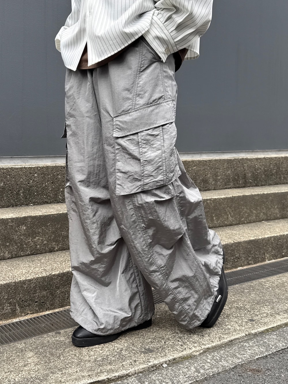 ホワイト系のシャツ/ブラウス、ブラウン系のTシャツ/カットソー、グレー系のカーゴパンツを着用したメンズの春コーディネートの8枚目の写真