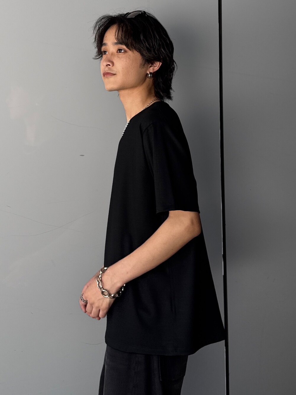 ブラック系のTシャツ/カットソー、ブラック系のデニムパンツを着用したメンズの夏コーディネートの5枚目の写真