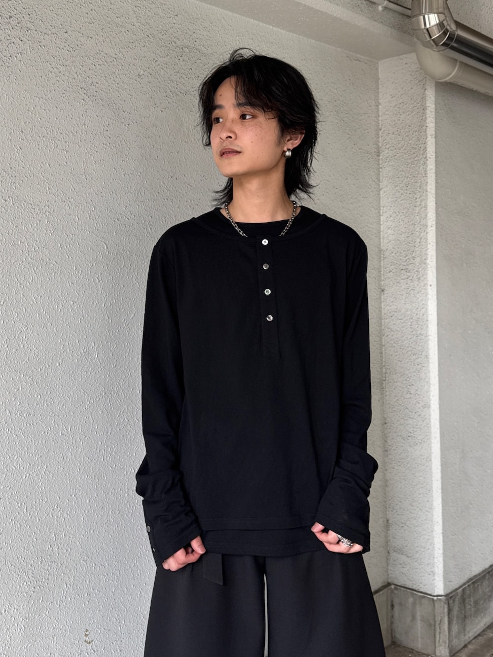 グレー系のテーラードジャケット、ブラック系のTシャツ/カットソー、ブラック系のスラックスを着用したメンズの春コーディネートの7枚目の写真