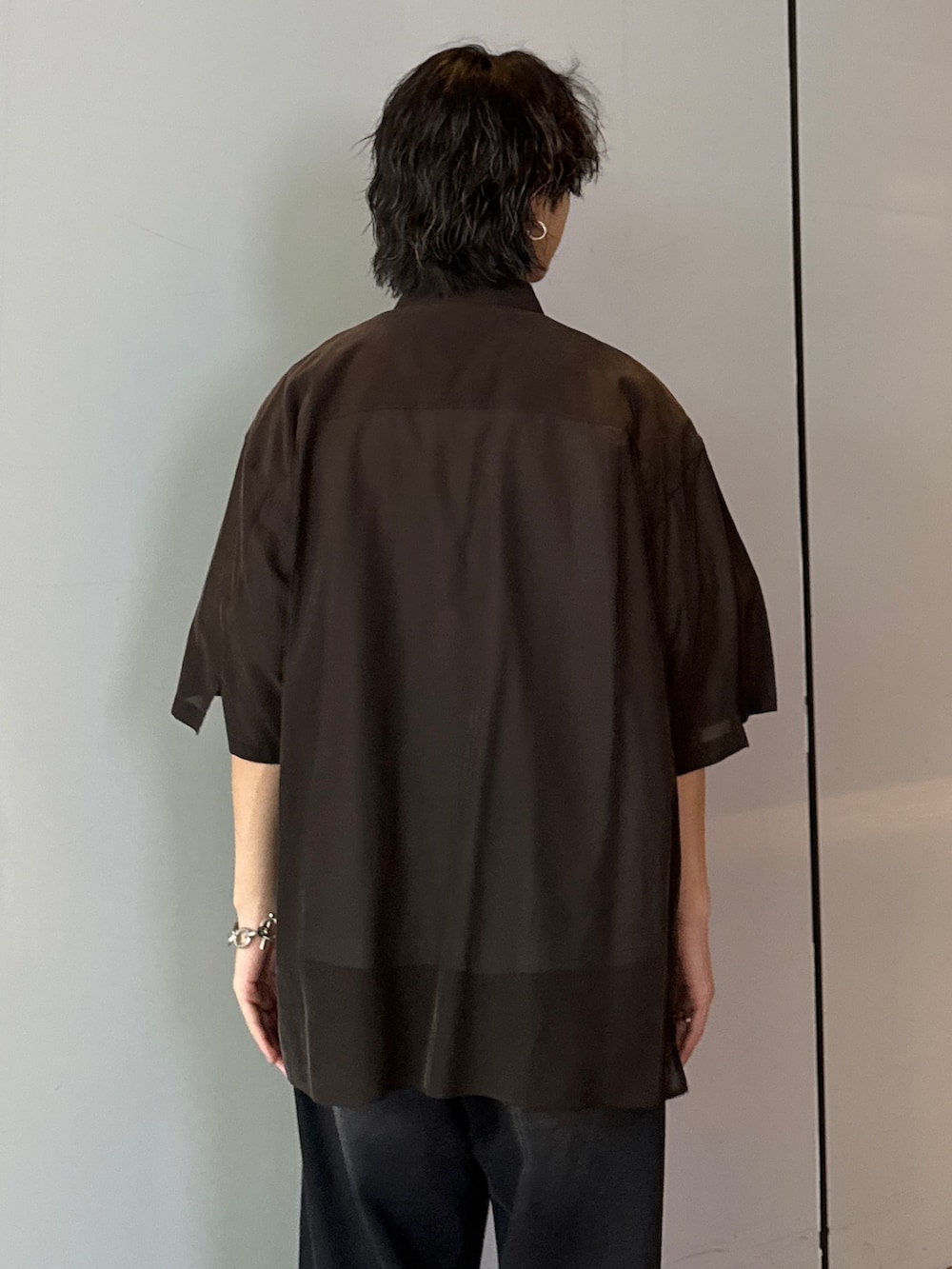 グレー系のシャツ/ブラウス、ホワイト系のTシャツ/カットソー、ブラック系のデニムパンツを着用したメンズの夏コーディネートの6枚目の写真