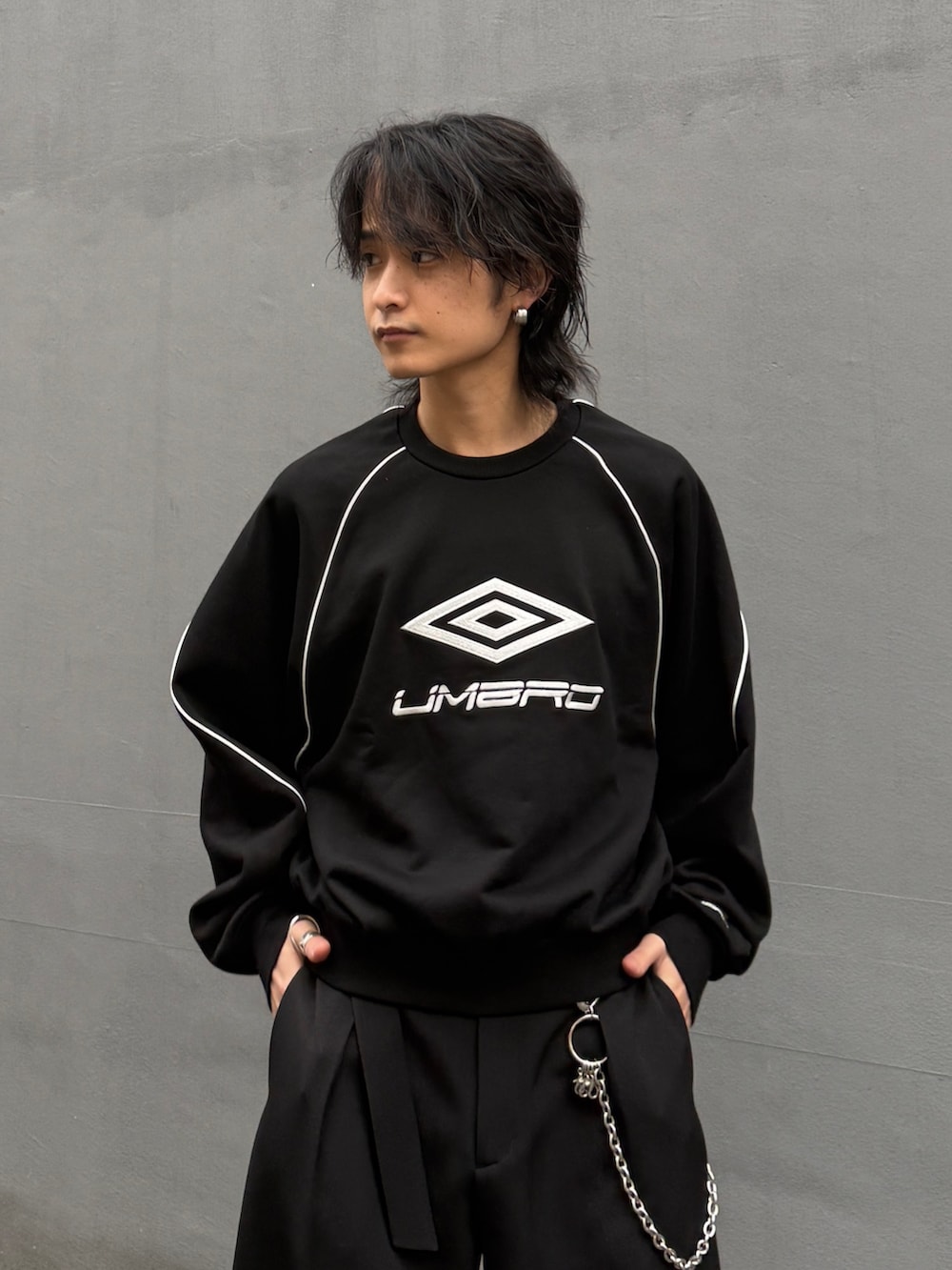 ブラック系のスウェット、ブラック系のスラックス、シルバー系のウォレットチェーンを着用したメンズの春コーディネートの4枚目の写真