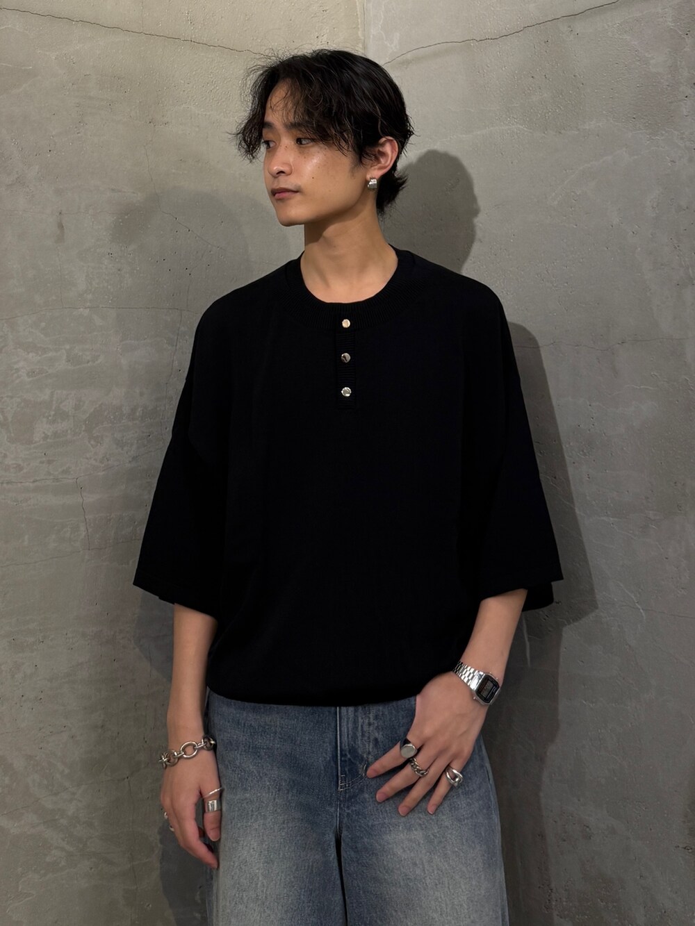 ブラック系のTシャツ/カットソー、ブルー系のデニムパンツを着用したメンズの夏コーディネートの4枚目の写真