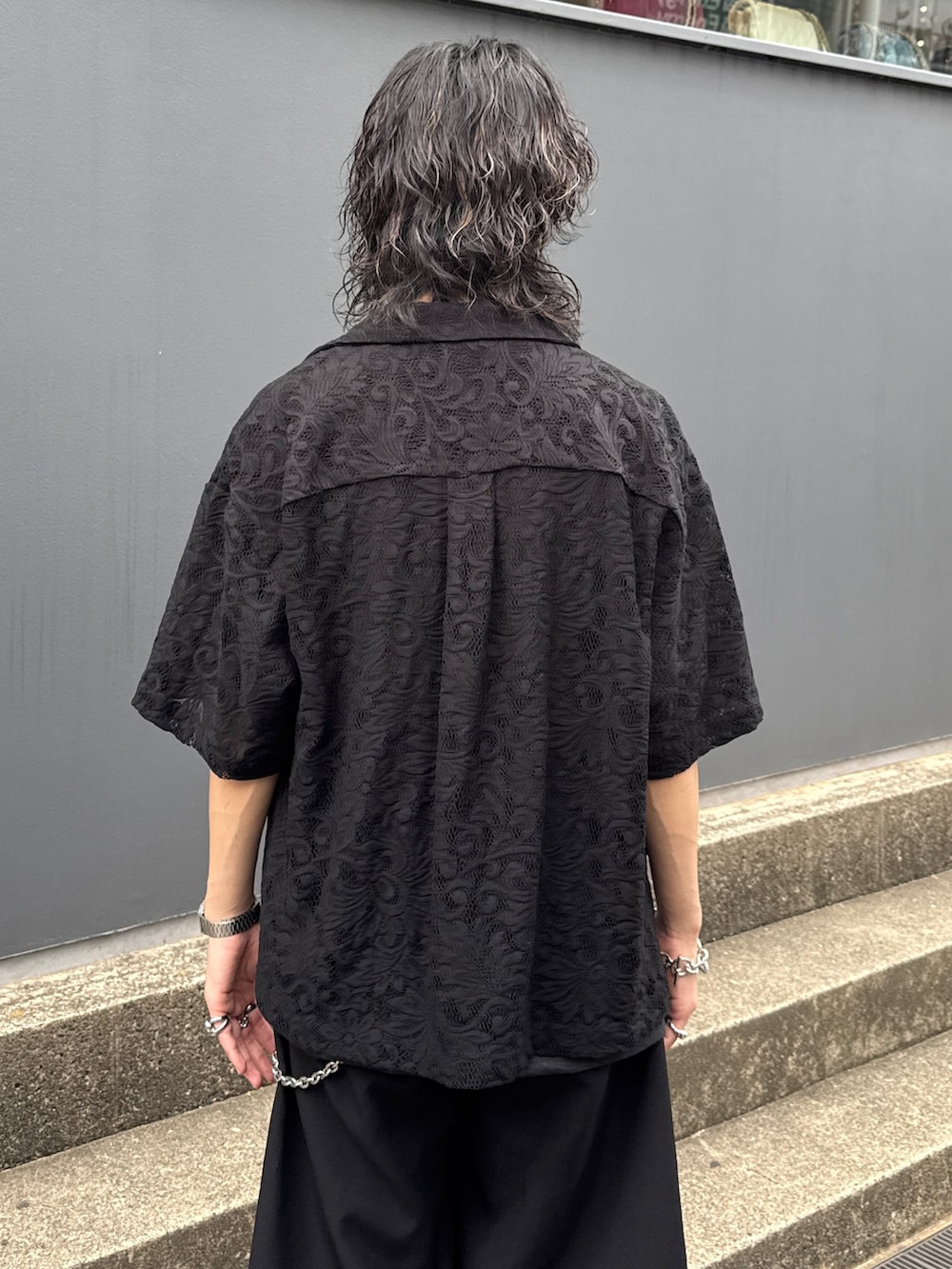 ブラック系のシャツ/ブラウス、グレー系のTシャツ/カットソー、ブラック系のスラックスを着用したメンズの夏コーディネートの6枚目の写真