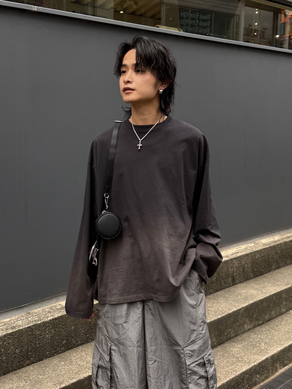 ブラック系のTシャツ/カットソー、グレー系のカーゴパンツ、ブラック系のショルダーバッグを着用したメンズの春コーディネートの4枚目の写真