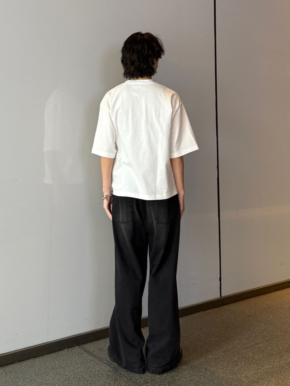 ホワイト系のTシャツ/カットソー、ブラック系のデニムパンツを着用したメンズの夏コーディネートの3枚目の写真