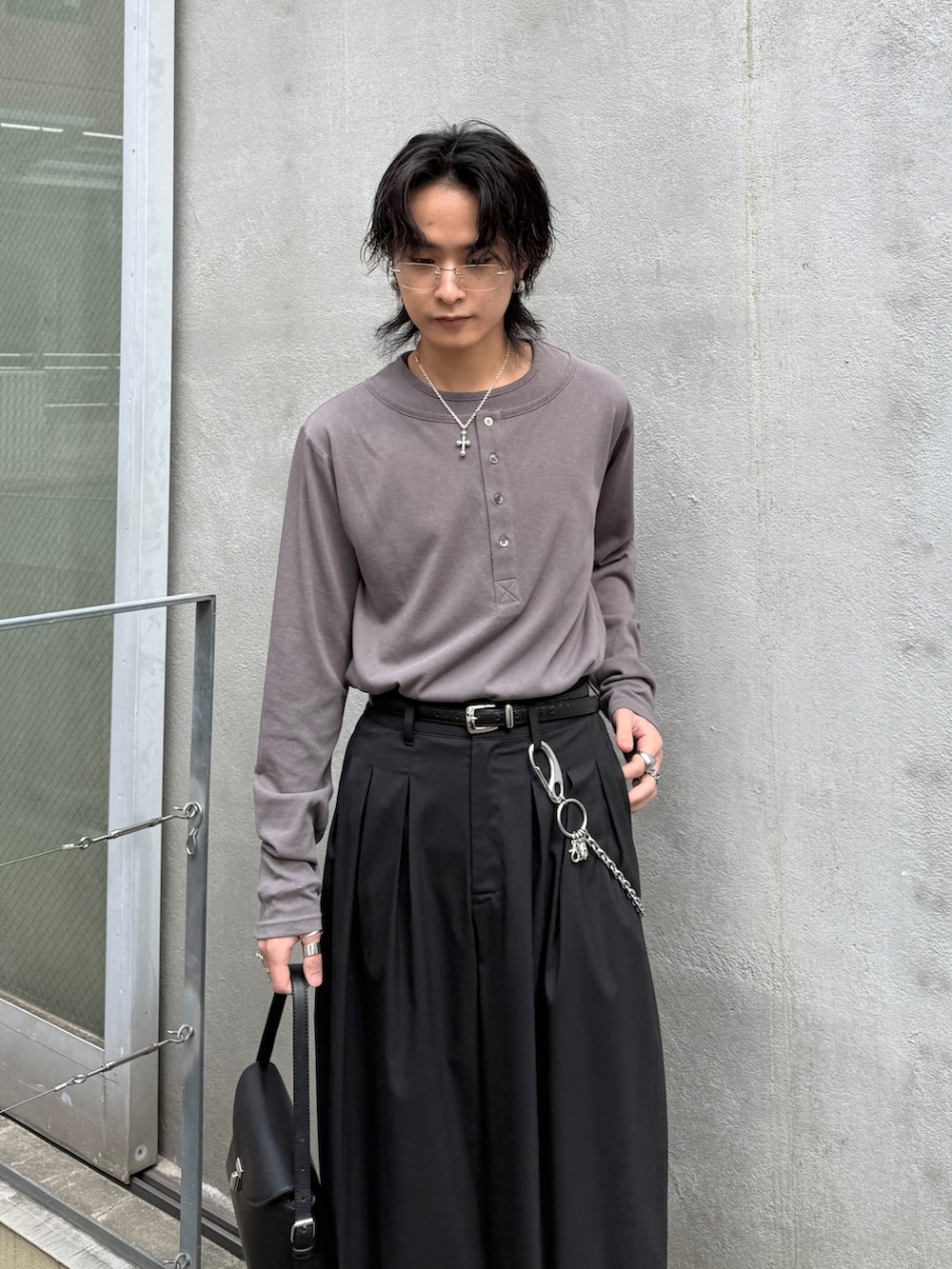 グレー系のTシャツ/カットソー、ブラック系のその他パンツ、ブラック系のハンドバッグを着用したメンズの春コーディネートの4枚目の写真