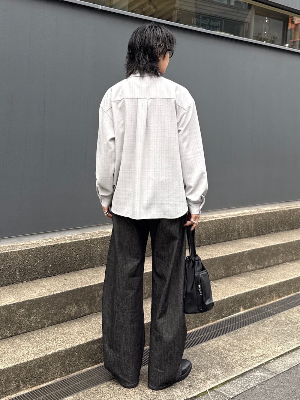 グレー系のシャツ/ブラウス、ブラック系のデニムパンツ、ブラック系のショルダーバッグを着用したメンズの春コーディネートの3枚目の写真