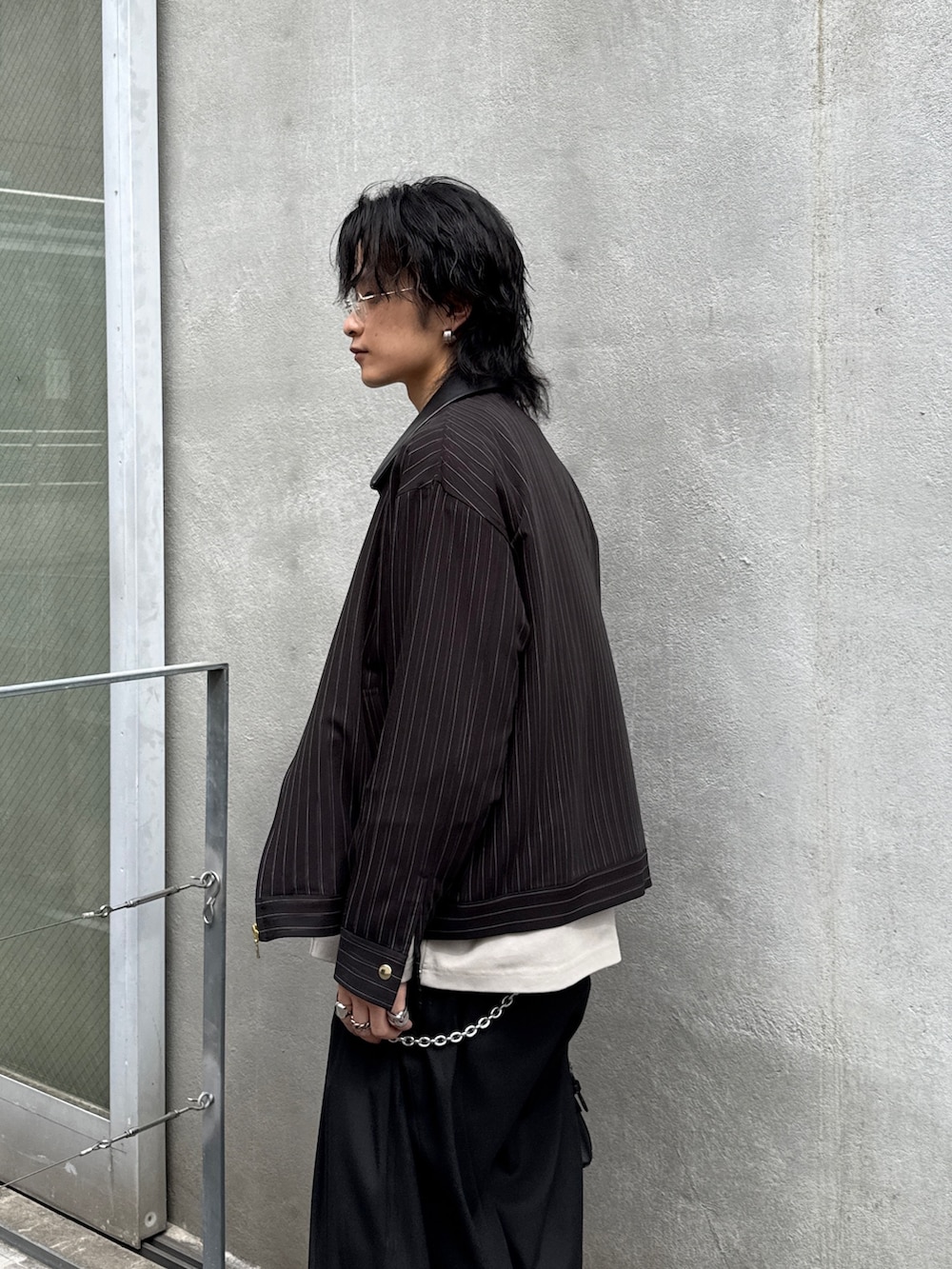 ブラック系のその他パンツ、ブラック系のハンドバッグ、グレー系のTシャツ/カットソーを着用したメンズの春コーディネートの5枚目の写真