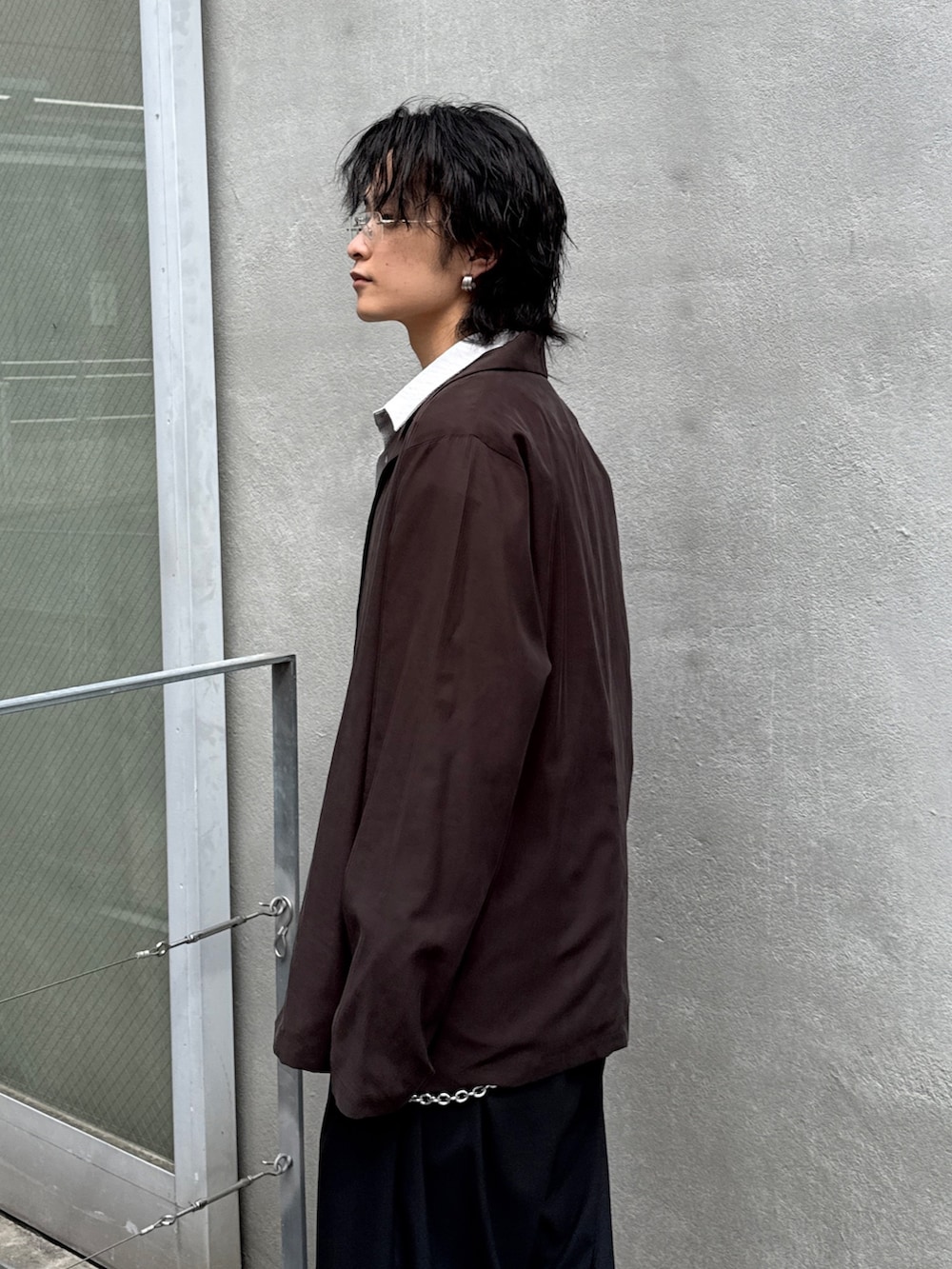 グレー系のシャツ/ブラウス、グレー系のシャツ/ブラウス、ブラック系のその他パンツを着用したメンズの春コーディネートの5枚目の写真