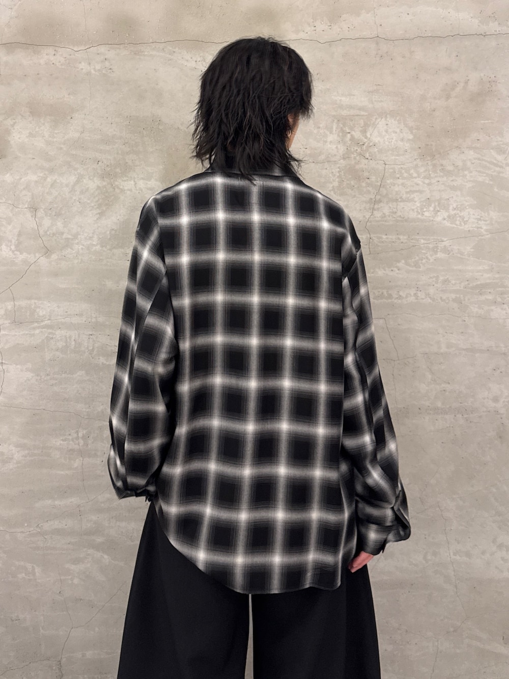 ブラック系のシャツ/ブラウス、ブラック系のスラックスを着用したメンズの春コーディネートの6枚目の写真