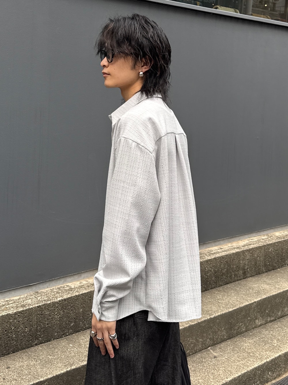 グレー系のシャツ/ブラウス、ブラック系のデニムパンツ、ブラック系のショルダーバッグを着用したメンズの春コーディネートの5枚目の写真