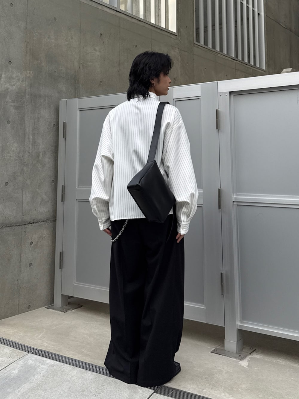 ブラウン系のブルゾン、ホワイト系のシャツ/ブラウス、ブラック系のスラックスを着用したメンズの春コーディネートの10枚目の写真