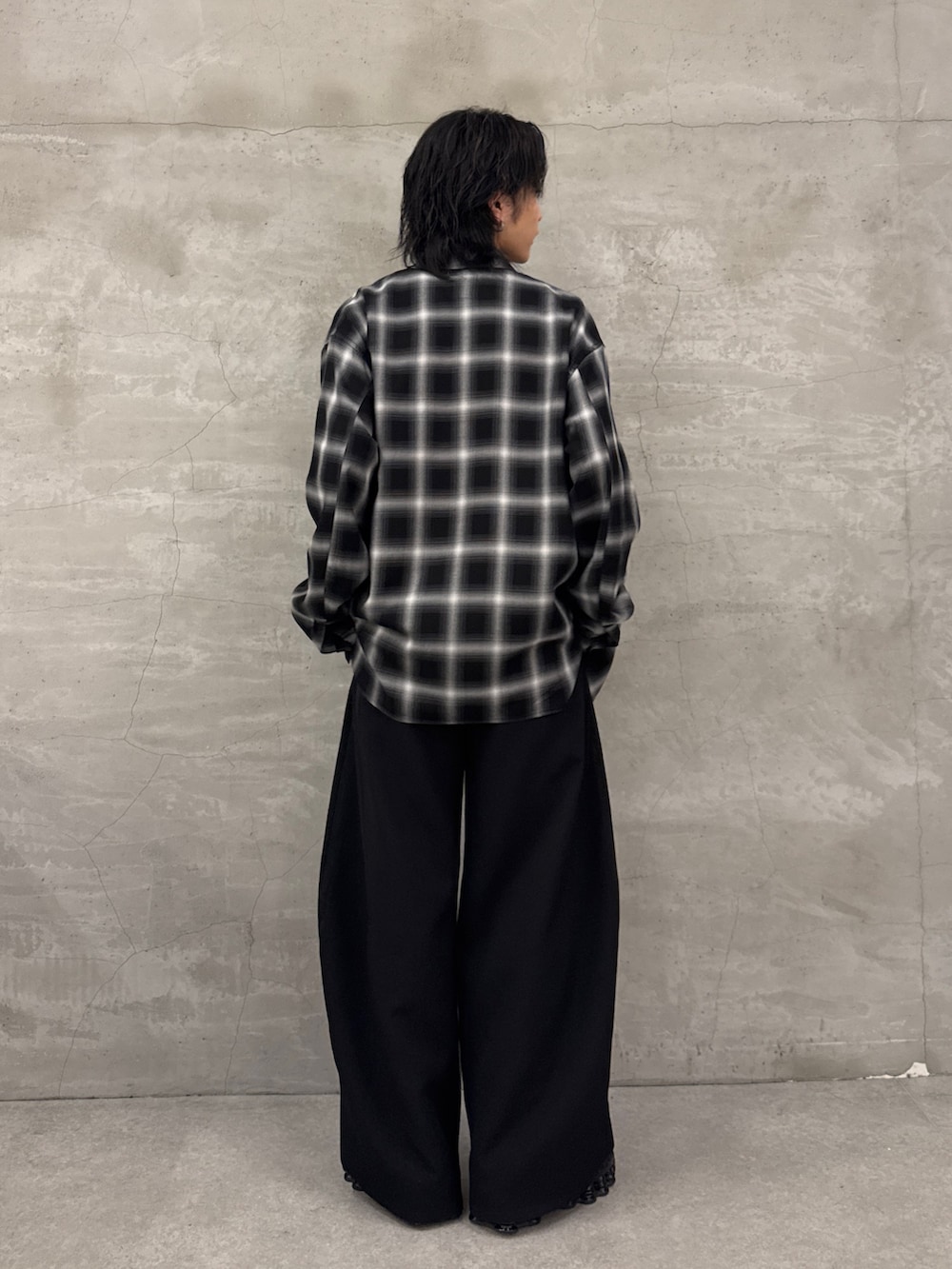 ブラック系のシャツ/ブラウス、ブラック系のスラックスを着用したメンズの春コーディネートの3枚目の写真