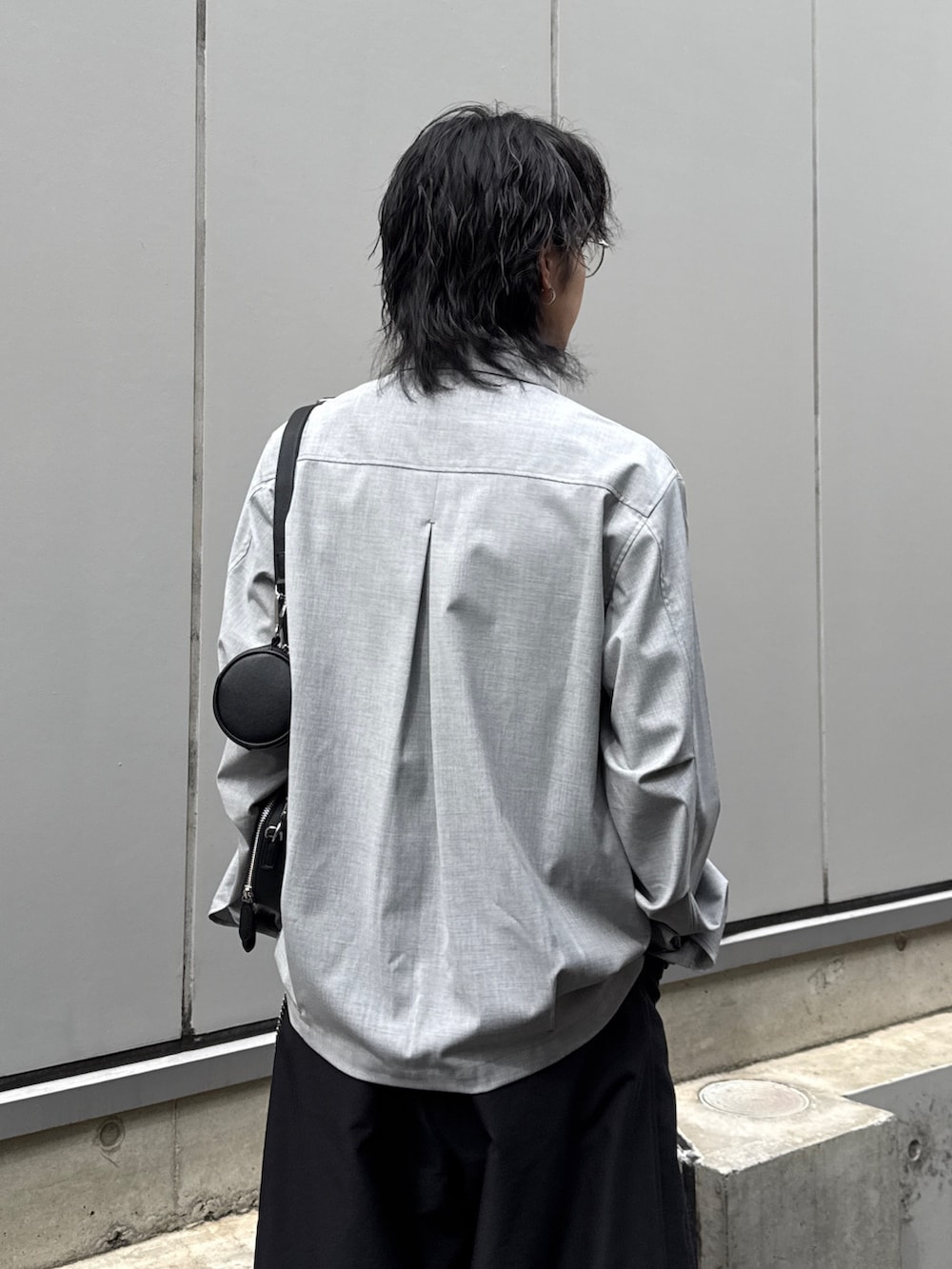 ブラック系のその他パンツ、ブラック系のショルダーバッグ、グレー系のシャツ/ブラウスを着用したメンズの春コーディネートの6枚目の写真