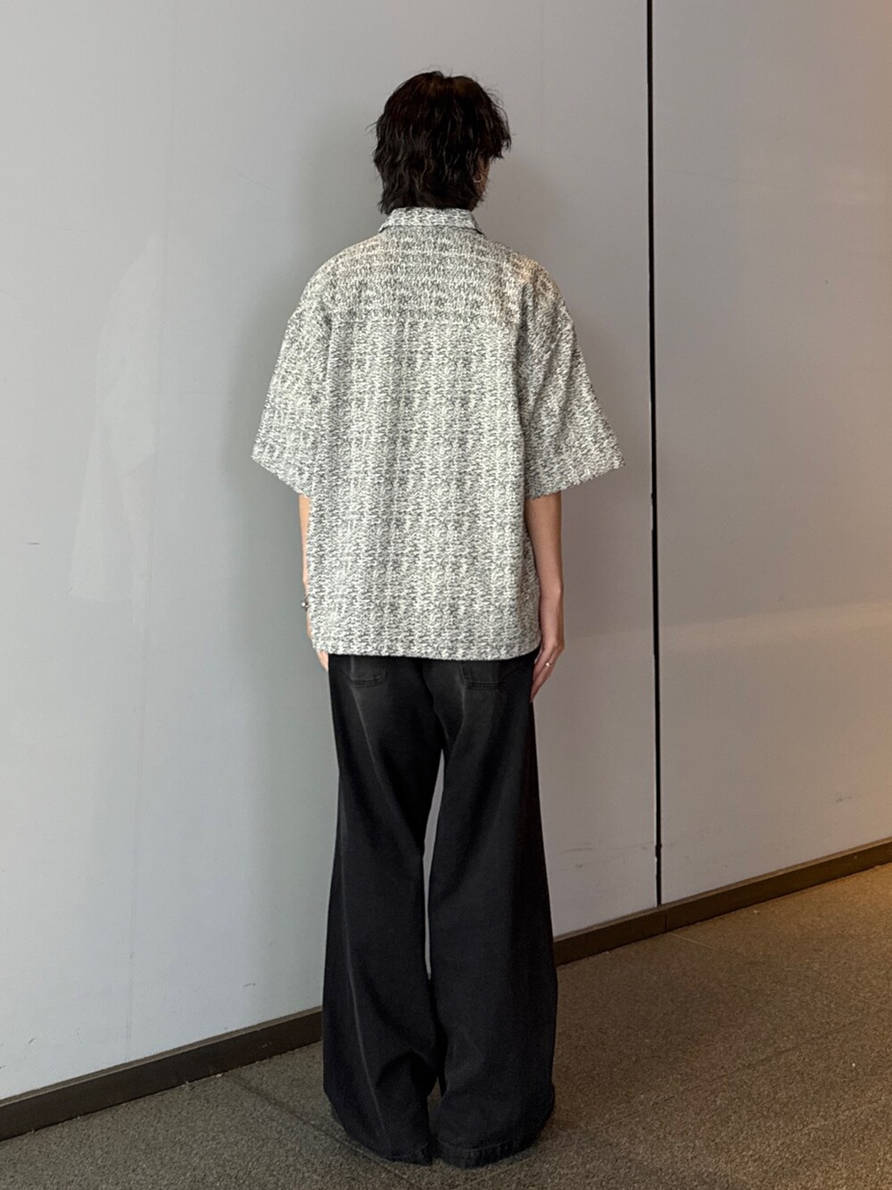ホワイト系のシャツ/ブラウス、ホワイト系のTシャツ/カットソー、ブラック系のデニムパンツを着用したメンズの夏コーディネートの3枚目の写真