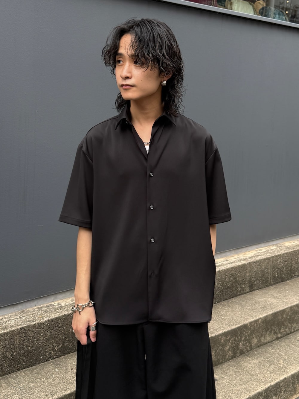 ブラック系のシャツ/ブラウス、ブラック系のショルダーバッグ、ブラック系のスラックスを着用したメンズの夏コーディネートの4枚目の写真